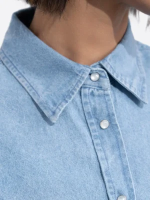 SuitsHeritage Women's Blue Oversized Denim Shirt Close