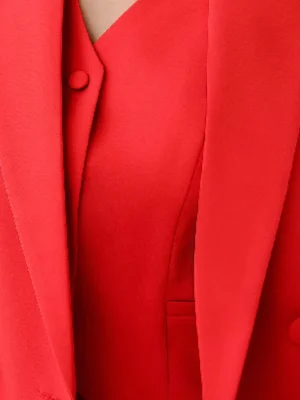 SuitsHeritage Women’s Solid Red Double Breasted Oversized 3 Piece Suit Close